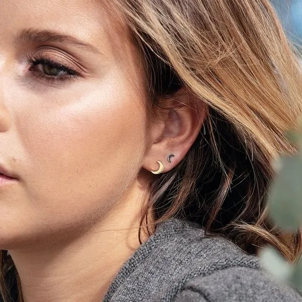 EDBLAD MÅNE STUDS BRIGHT NIGHT GULL BLITT AV EN MODELL