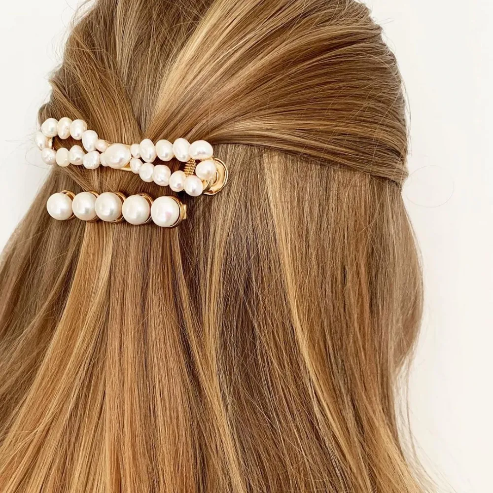 PERLE HÅRKLYPE MED SLØYFE DESIGN på håret