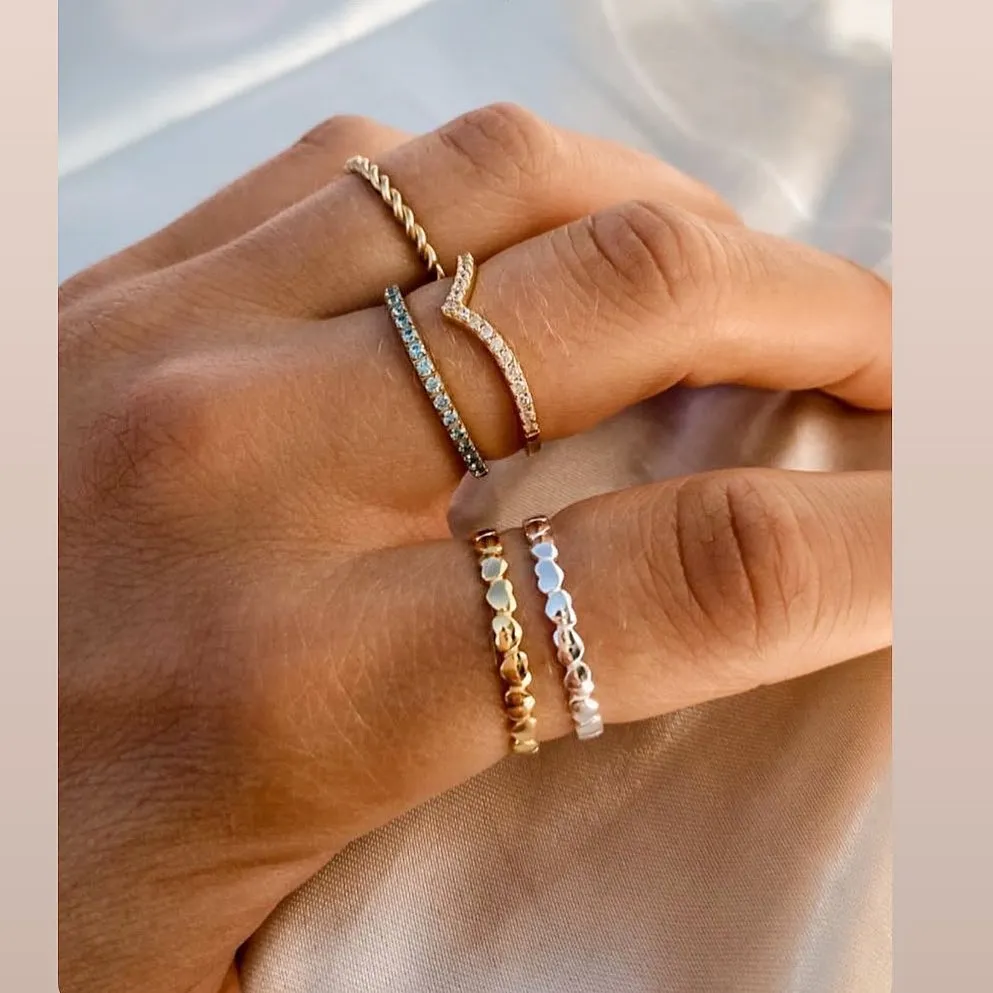 SWEETHEART RING I STERLINGSØLV BÅRET PÅ EN KVINNES HÅND