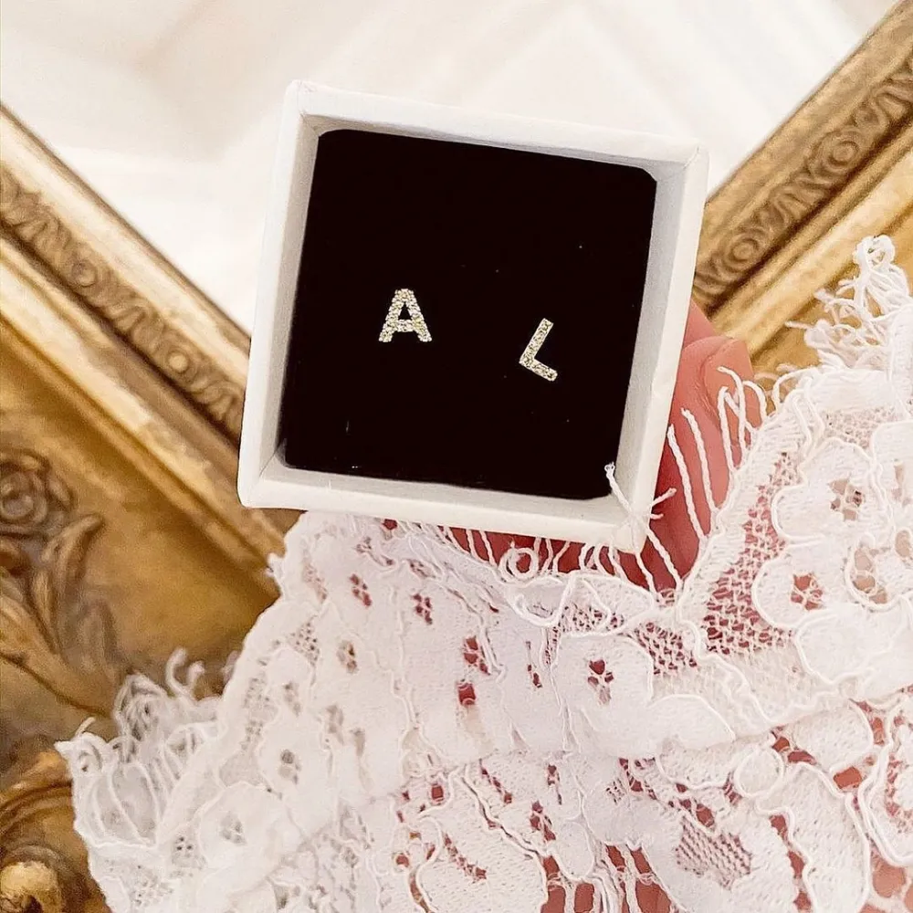 A OG L  BOKSTAV ØREDOBB I EN BOKS