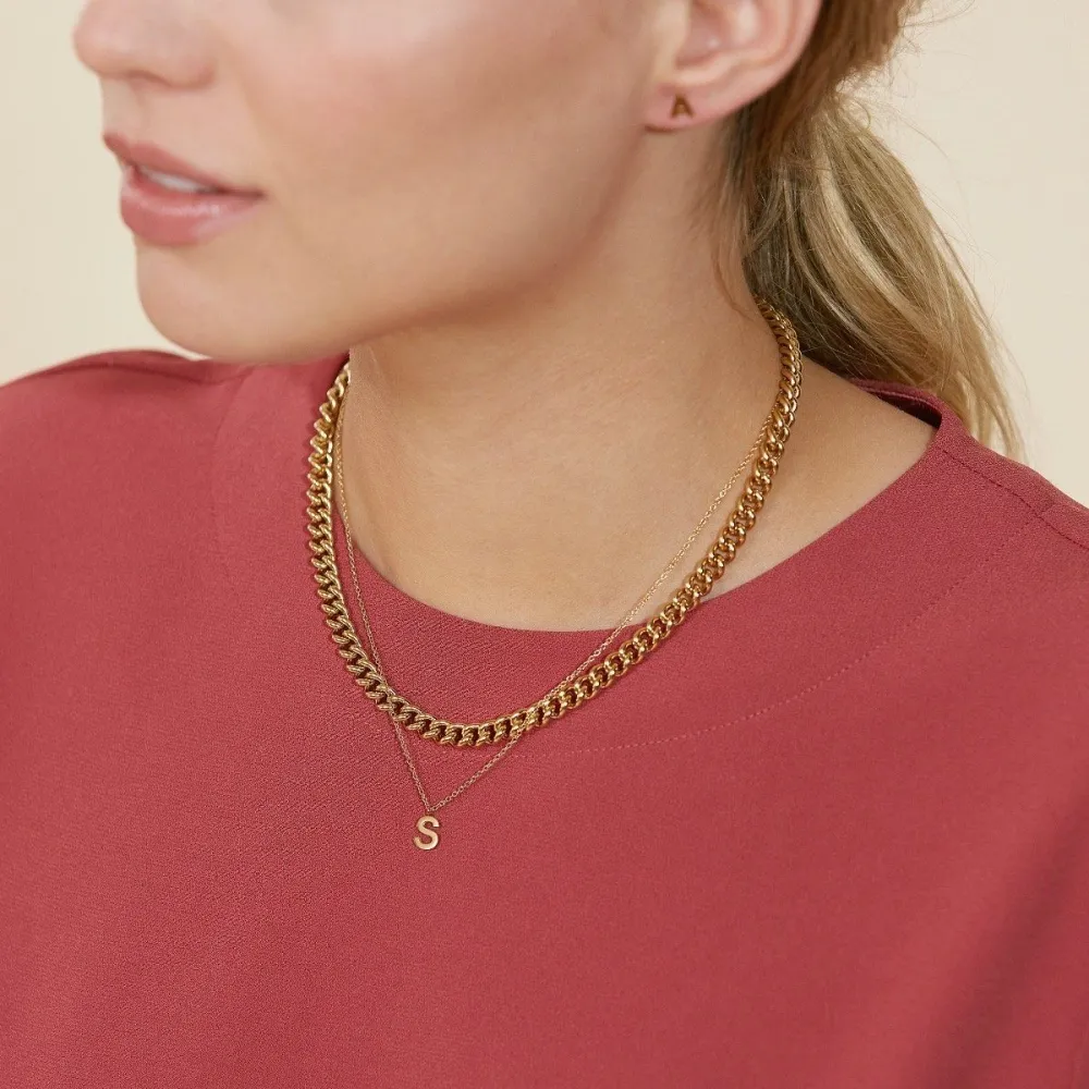 EDBLAD LOURDES TYNT GULLKJEDE BÅRET AV EN MODELL