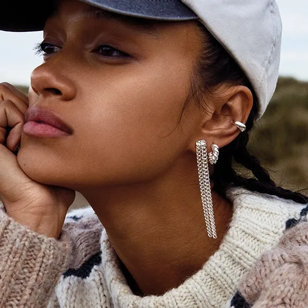 PILGRIM CHAIN ??EARRINGS GUDRUN SILVER slitt på øret med andre øredobber