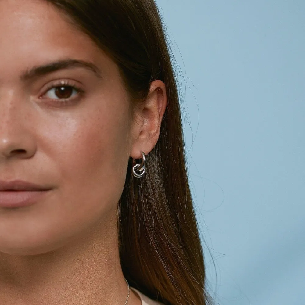 EDBLAD FURO HOOPS SMALL STEEL PÅ EN MODELLS ØRE