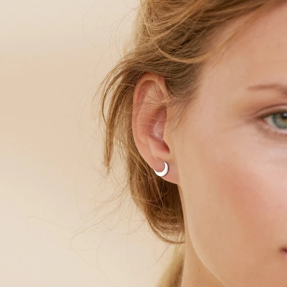 EDBLAD BRIGHT NIGHT MOON STUDS SILVER PÅ EN MODELLS ØRE