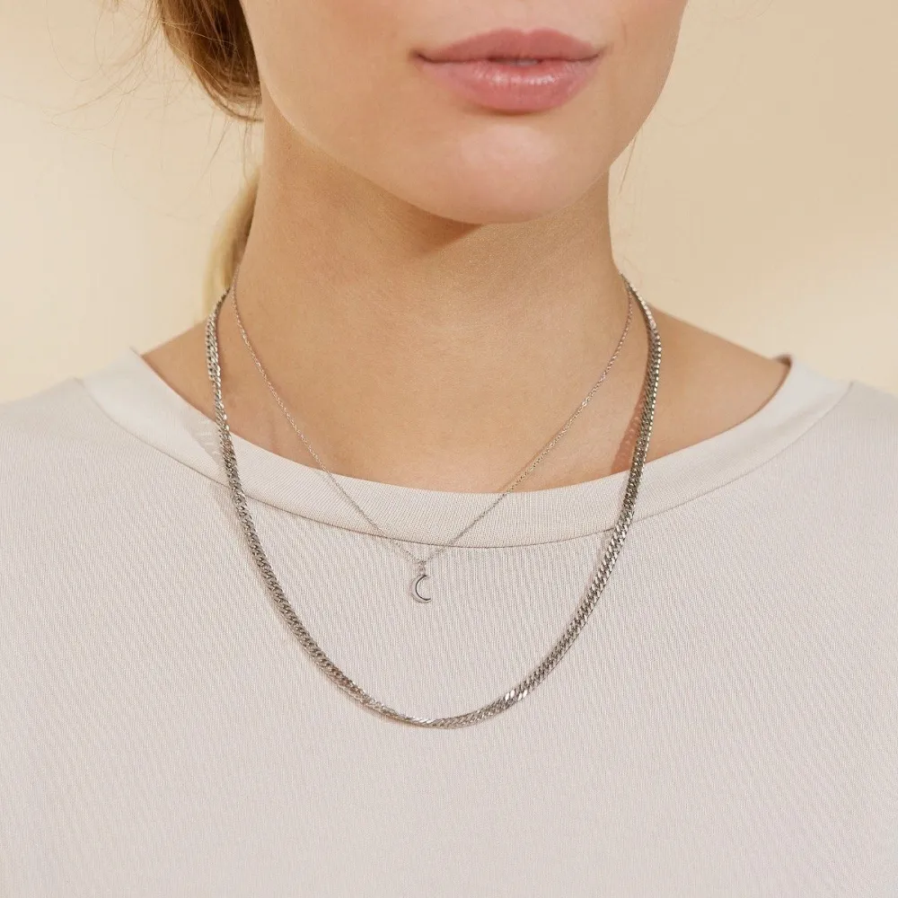 EDBLAD MÅNE SMYKKE BRIGHT NIGHT STEEL PÅ NAKKEN