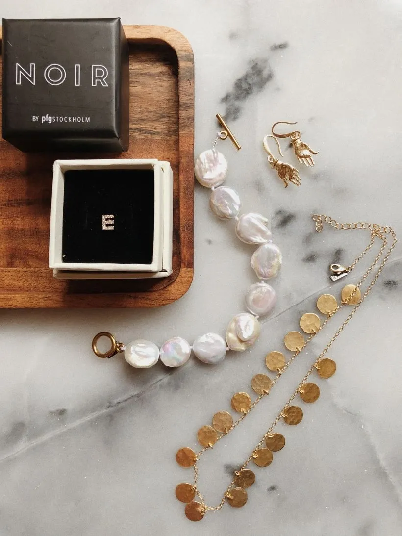 E LETTER ØRINGER SAMMEN MED ANDRE SMYKKER