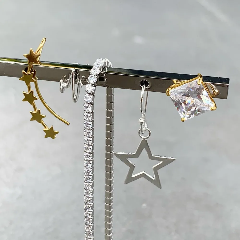 Nærbilde av øredobber med stjerne-tema og diamanter