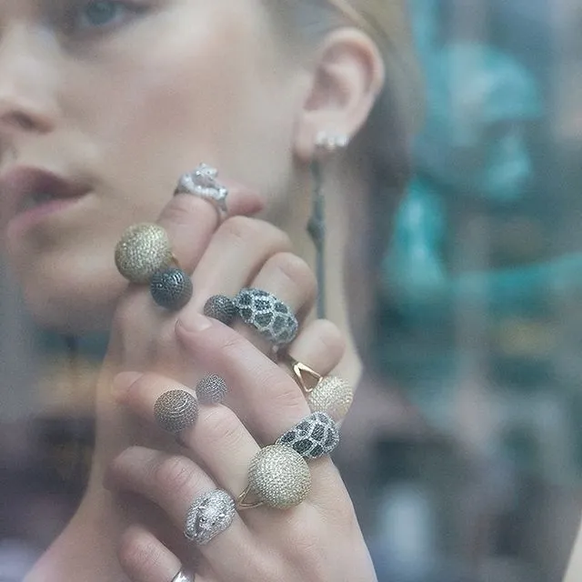 LEO RING SORT PÅ HÅNDEN