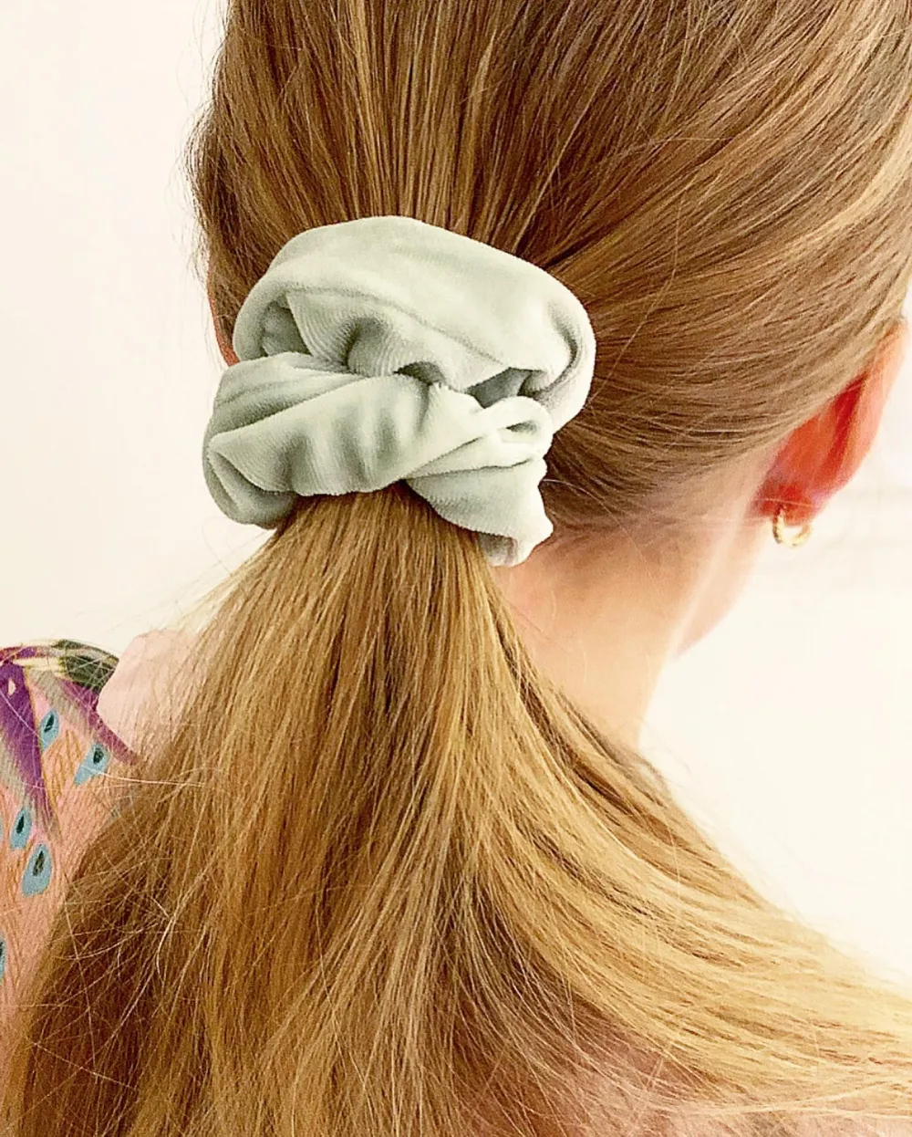 JBX VELOUR SCRUNCHIE SAGE GREEN PÅ EN MODELLS HÅR