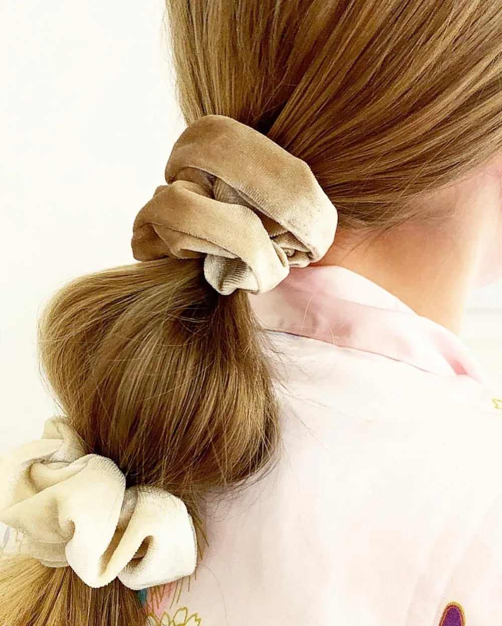 JBX VELOUR SCRUNCHIE LIGHT BEIGE PÅ EN MODELLS HÅR