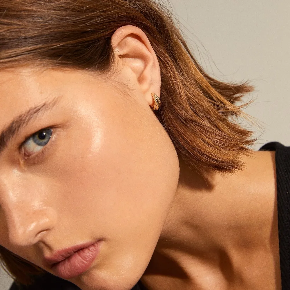 PILGRIM JONNA TWIRL HUGGIE HOOP EARRINGS BLITT AV EN MODELL
