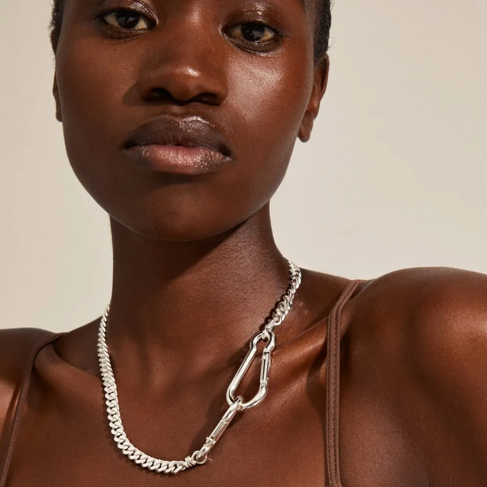 PILGRIM HÅPELIG KARABINNER FORTANTKJEDE HALSKJEDE SØLVPLERT Båret på halsen nærbilde