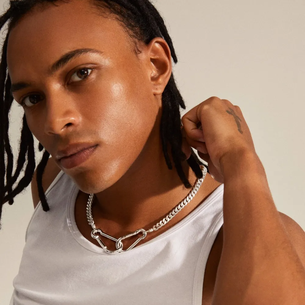 PILGRIM HÅPELIG KARABINNER FORTANTKJEDE HALSKJEDE SØLVPLERTET på halsen