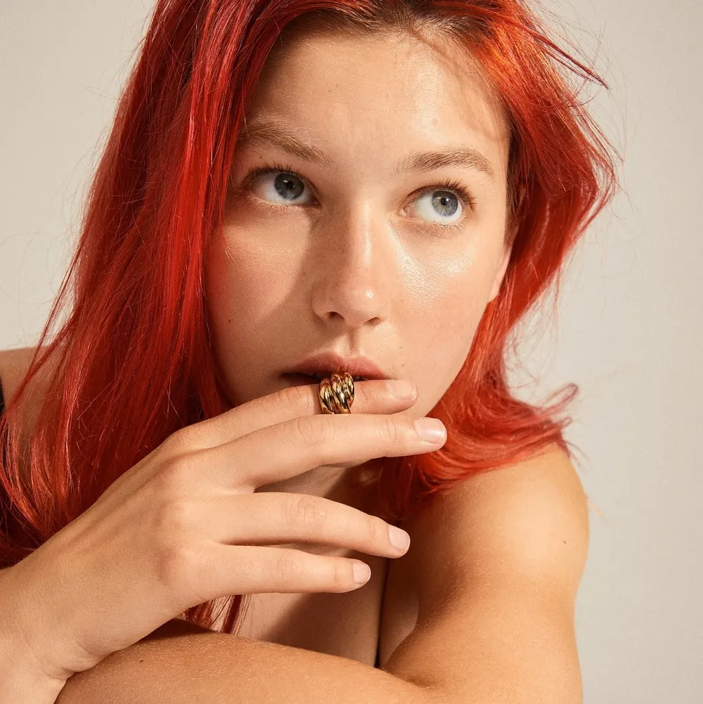 Pilgrim Courageous twirl deco ring bæres på pekefingeren