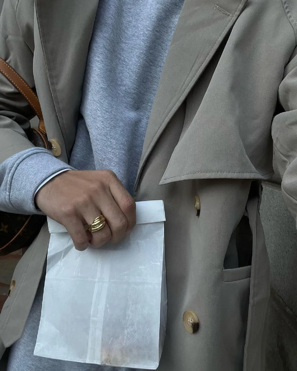 Pilgrim Courageous twirl deco ring goldplated bæres på ringfingeren