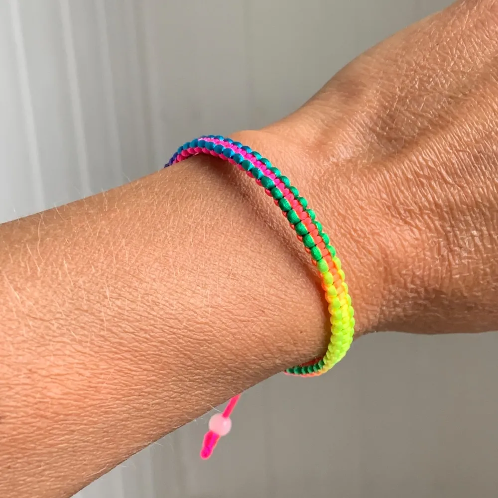 JBX MULTICOLORED BRACELET ON A MODEL'S WRIST