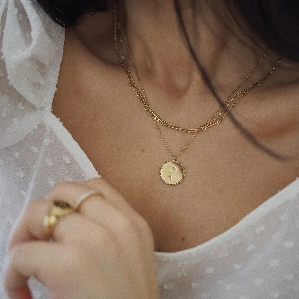 EDBLAD CHARMENTITY CHAIN FIGARO 50 CM GOLD PÅ NAKKEN