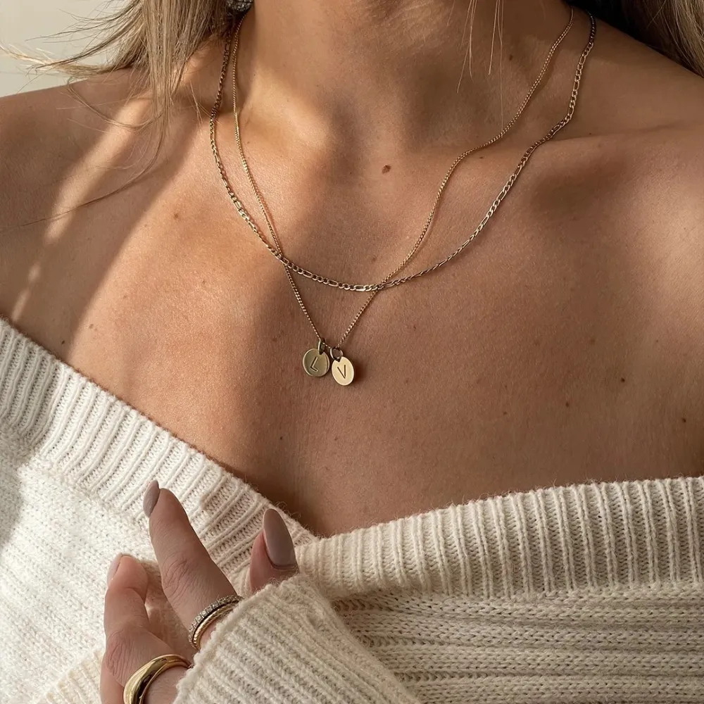 EDBLAD CHARMENTITY CHAIN FIGARO 50 CM GOLD PÅ NAKKEN