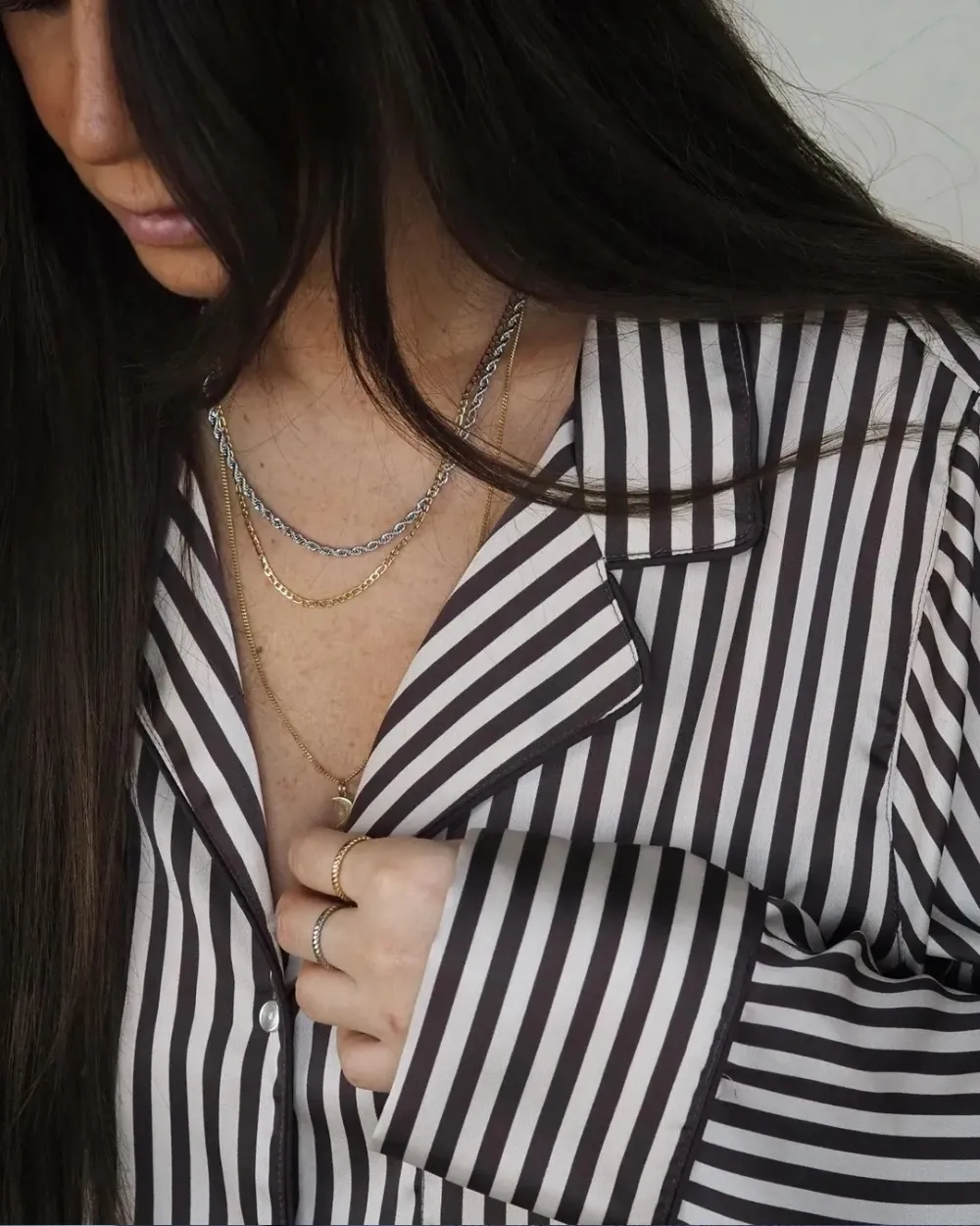 EDBLAD CHARMENTITY CHAIN FIGARO 50 CM GOLD PÅ NAKKEN