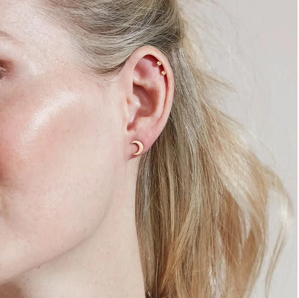 EDBLAD MÅNE STUDS BRIGHT NIGHT GULL BLITT AV EN MODELL