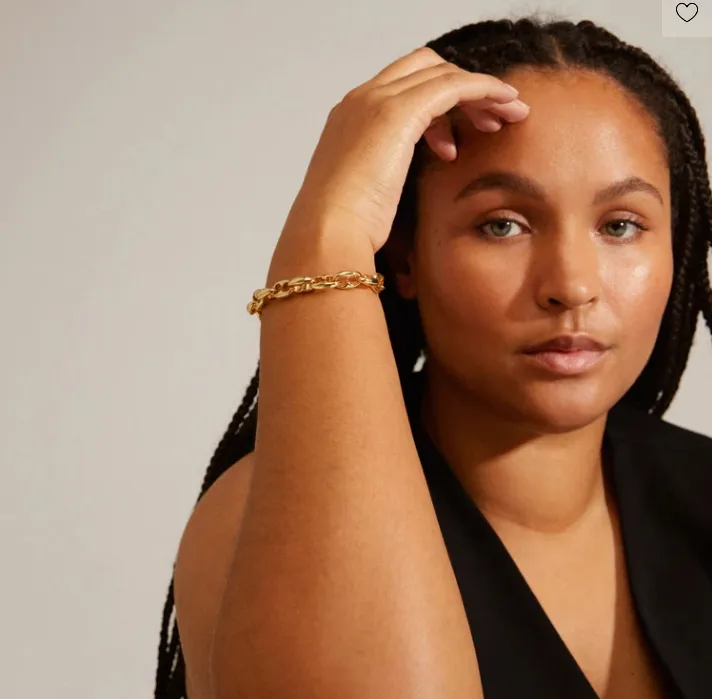 PILGRIM PACE BRACELET GOLDPLATED på hånden for kvinnelige