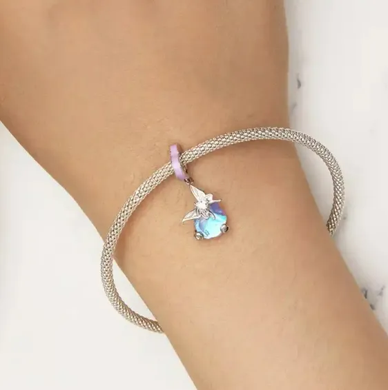 JBX CHARM SWEET NATURE SILVER PÅ ET ARMBÅND PÅ EN MODELLS HÅNDLEDD