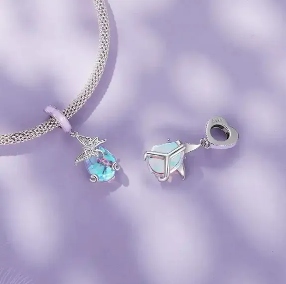 NÆRBILD AV JBX CHARM SWEET NATURE SILVER PÅ ET ARMBÅND OG ALENE