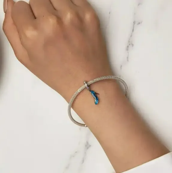 JBX BLUE EYE BRACELET PÅ ARMBÅND PÅ HÅNDEN