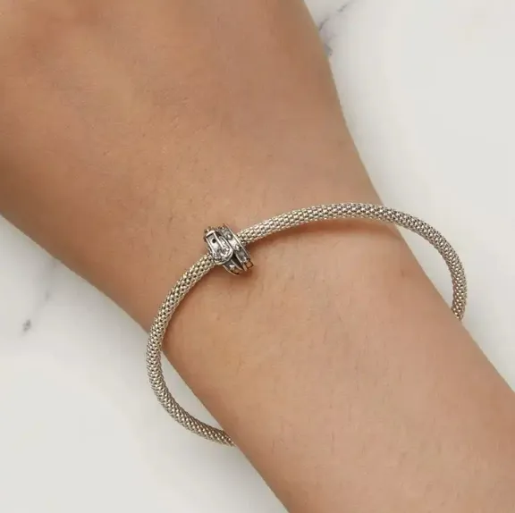 JBX CHARM BUCKLE UP SILVER PÅ ARMBÅND BLITT PÅ HÅNDEN