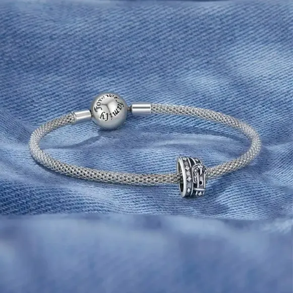 NÆRBILD AV JBX CHARM BUCKLE UP SILVER PÅ BLÅ BAKGRUNN