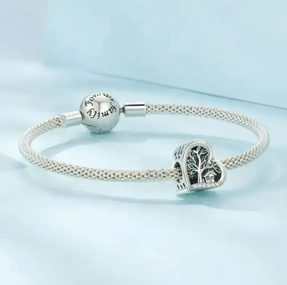 NÆRBILD AV JBX CHARM TREE OF LIFE SILVER PÅ ET ARMBÅND