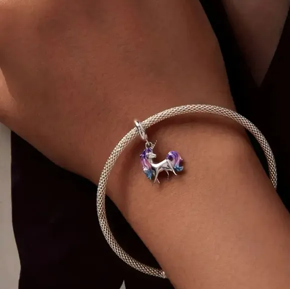 JBX CHARM MY UNICORN SILVER til armbånd på hånden