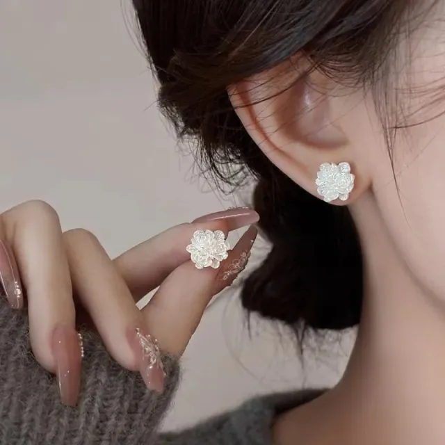 AVI Jewels Blossom studs