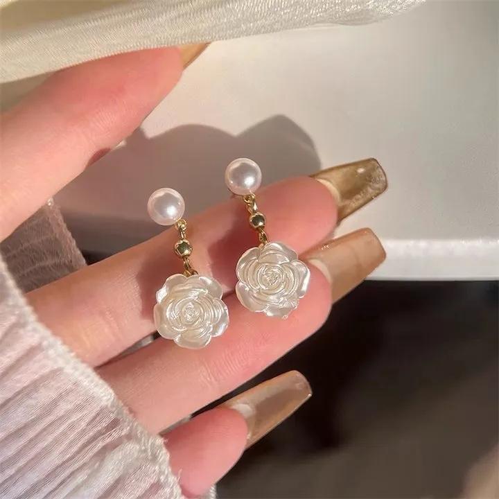 AVI Jewels Rosebud earrings