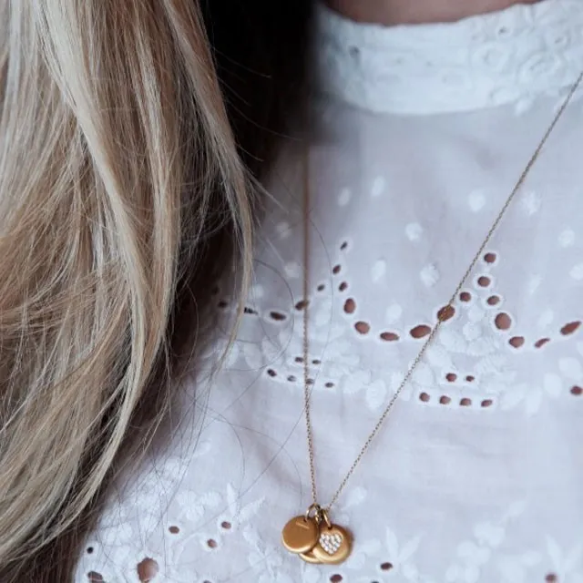 CHARMENTITY SMYKKE MED BOKSTAV ROSÈ GULL RUNDT HALSEN