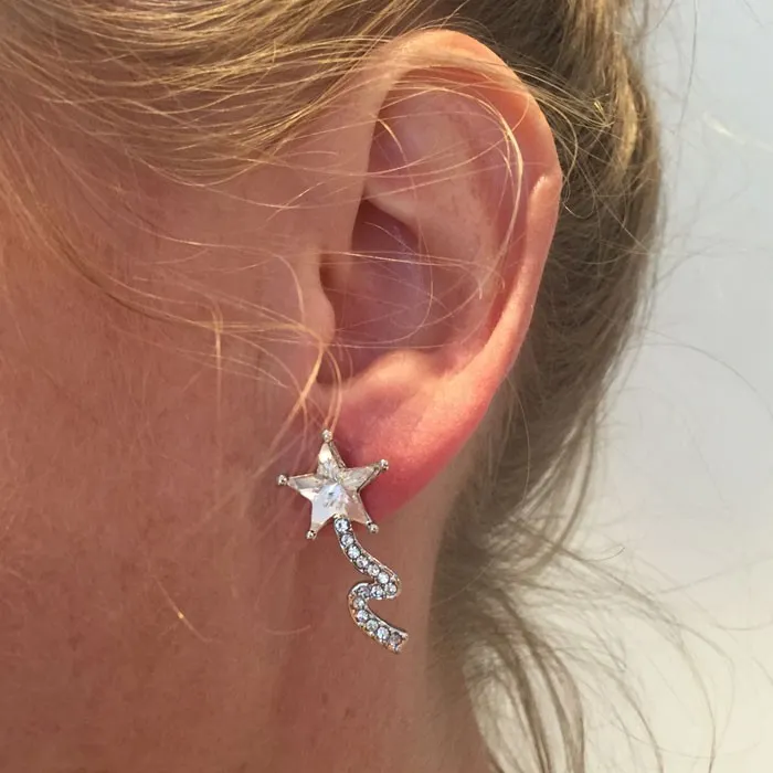SHOOTING STAR EARRINGS CLEAR PÅ ØRE