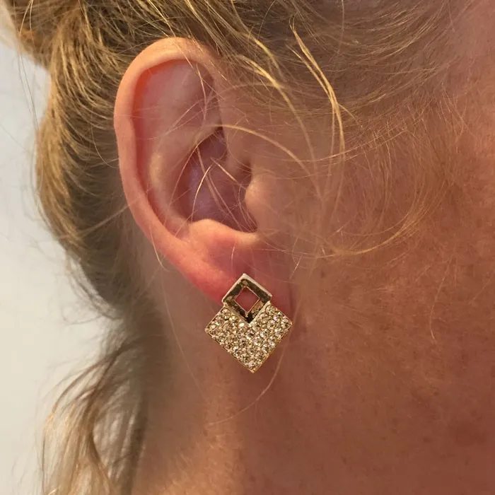 FLASHBACK EARRINGS GOLD/CHAMPAGNE PÅ EN MODELLS ØRE