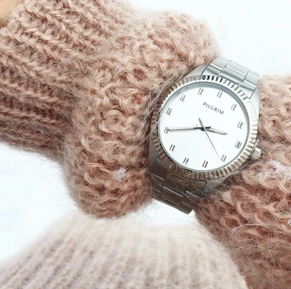PILGRIM KLOKKE AUTUMN METAL SILVER EDITION bæres på håndleddet