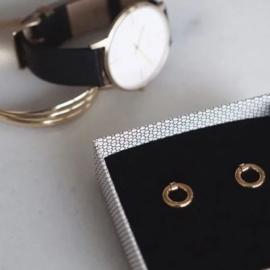 TURNER STUDS GOLD PÅ SVART BAKGRUNN