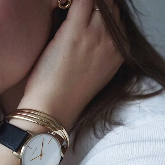 TURNER STUDS GOLD PÅ EN MODELLS ØRE